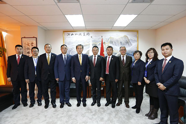 A group picture of Mr. Zhang Boqing, the chairman of Beroni Group, Yukio Hatoyama , the Japan's former Prime Minister, and the top managers of Beroni Group