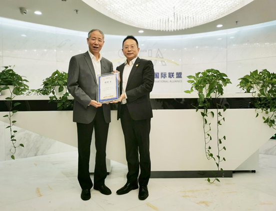 Mr. Shouji Lu, Vice President of SIFIA presenting the certificate to Mr. Jacky Zhang, Executive Chairman of Beroni Group