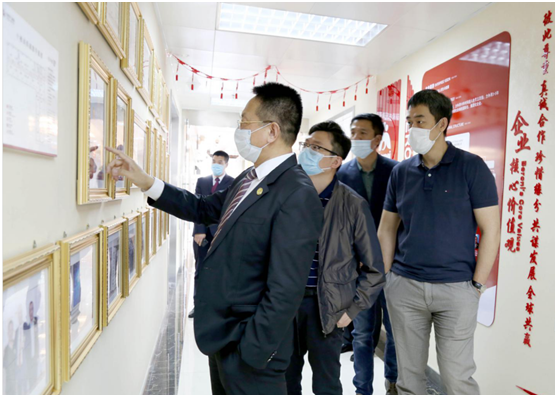 Mr. Jacky Zhang and BG Health representatives visiting Beroni Group’s culture wall